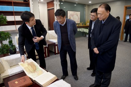 C:\Users\dell\Desktop\2018.12.20校长刘伟 高等教育司长来访\刘伟校长视察丝路学院\刘伟校长参观丝路学院珍品图书.jpg